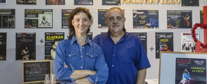 Amelia David e Isidro Timón en la sala Maltravieso junto a los carteles de distintos montajes. JORGE REY
