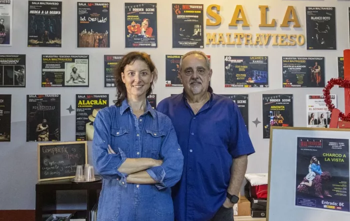Amelia David e Isidro Timón en la sala Maltravieso junto a los carteles de distintos montajes. JORGE REY