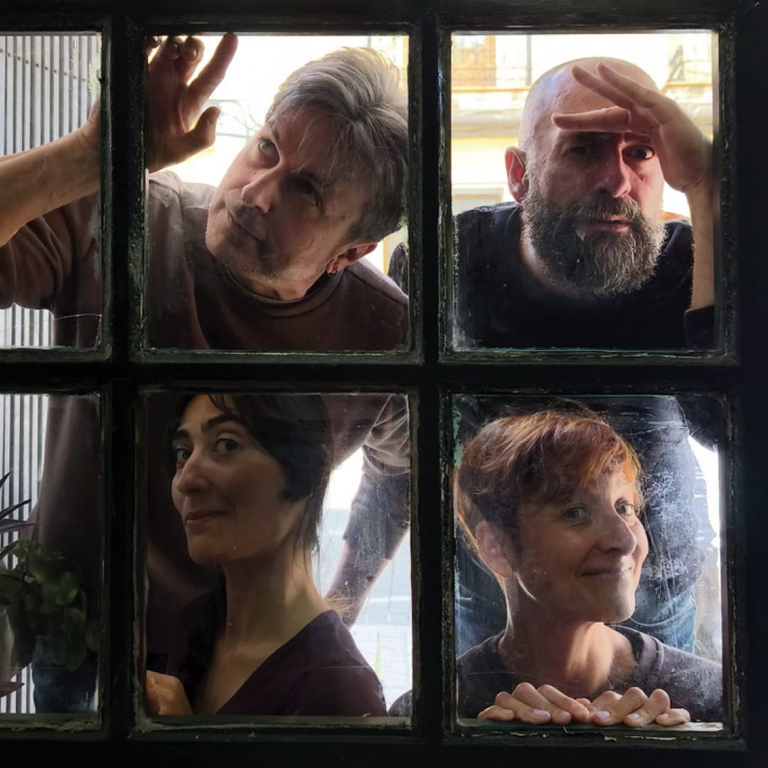 Docentes tras la ventana